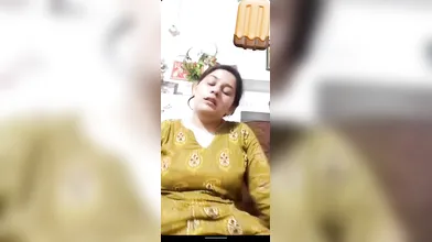 shaved pussy chubby babe fingering