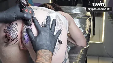 Começando o dia com uma mudança na minha tatuagem ass fucking em uma cena quente
