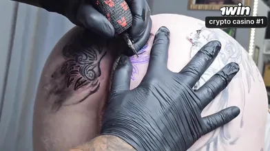 Começando o dia com uma mudança na minha tatuagem ass fucking em uma cena quente