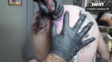 Começando o dia com uma mudança na minha tatuagem ass fucking em uma cena quente