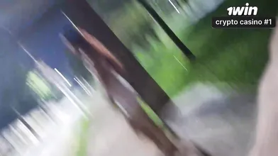 Uma masturbação arriscada na paragem de autocarro ao lado de uma mulher atraente