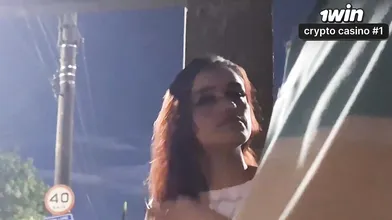 Uma masturbação arriscada na paragem de autocarro ao lado de uma mulher atraente