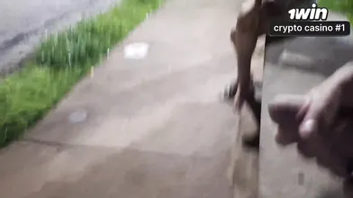 Uma masturbação arriscada na paragem de autocarro ao lado de uma mulher atraente