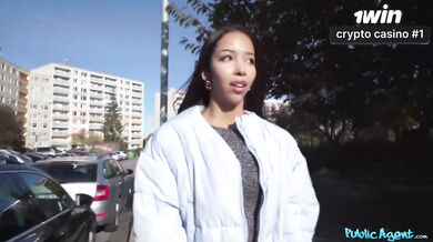 Mulher asiática magra exibe corpo incrível em cena pública de sexo hard-core na