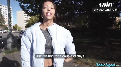 Mulher asiática magra exibe corpo incrível em cena pública de sexo hard-core na