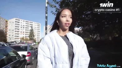 Mulher asiática magra exibe corpo incrível em cena pública de sexo hard-core na