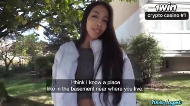 Mulher asiática magra exibe corpo incrível em cena pública de sexo hard-core na