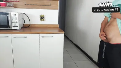 Uma esposa trai o marido com o melhor amigo dele no banho em um encontro quase d