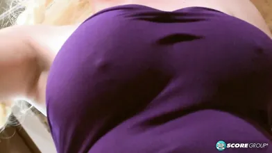 Kuche Cleavage - Emilia Boshe