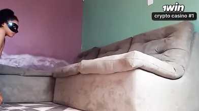 Enteada submissa faz garganta profunda e recebe gozada em cena amadora da parte