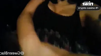 Mulher se masturbando dentro do carro de um Uber em público - cenas quentes de X