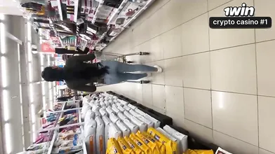 Cena quente e intensa de sexo explícito em um supermercado, com conteúdo adulto