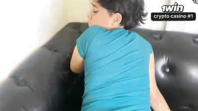 Mulher de cabelo curto em posição de quatro em cena hardcore POV!