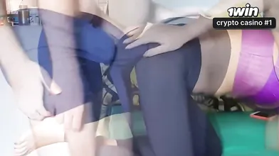 Mulher de legging fica excitada durante transa caseira e goza na calça.