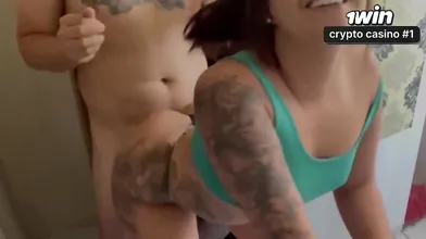 Empregada doméstica tem uma transa quente e safada na cozinha em vídeo XXX.