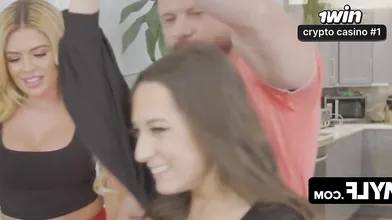 Vivianne DeSilva e Freya von Doom em sexo intenso para afastar más atitudes em c