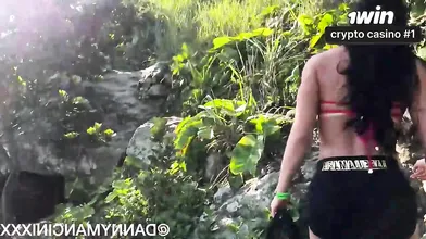 Mulher latina faz sexo intenso ao ar livre na praia sem proteção.