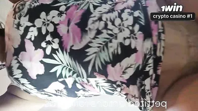 A vizinha tem uma buceta suculenta e eu fodo com ela quando o marido sai de casa