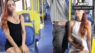 Um depravado esfrega-se numa mulher vulgar no transporte público - o vídeo XXX m