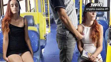 Um depravado esfrega-se numa mulher vulgar no transporte público - o vídeo XXX m