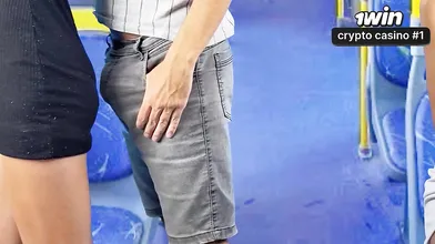 Um depravado esfrega-se numa mulher vulgar no transporte público - o vídeo XXX m