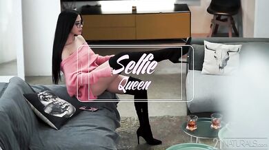 Selfie Queen, Scene #01