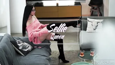 Selfie Queen, Scene #01
