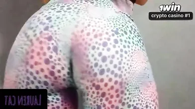 Morena sensual se exibindo em cena de sexo explícito com ejaculação intensa.