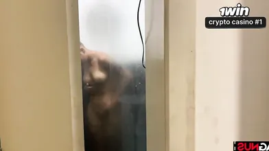 Eu e minha amiga nos pegamos no banho em uma cena super quente.