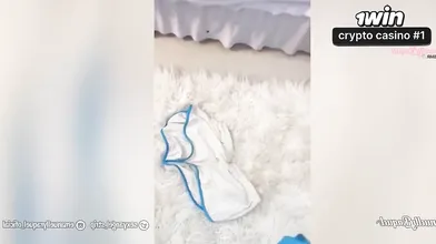 Morena gostosa exibindo shortinho socado na bunda em vídeo ao estilo TikTok com