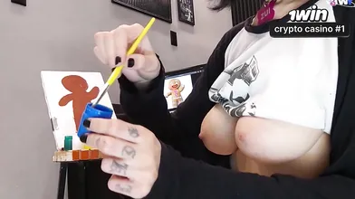 Pintando meu corpo e lambendo um biscoito com formato explícito em cena XXX.