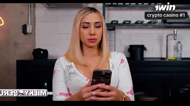 Canalizador é recompensado com prazer pela loira de bumbum avantajado após servi