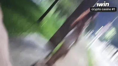 Masturbação arriscada na paragem de autocarro ao lado de uma mulher atraente em