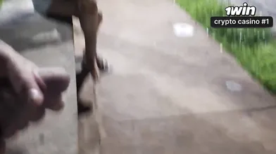 Masturbação arriscada na paragem de autocarro ao lado de uma mulher atraente em