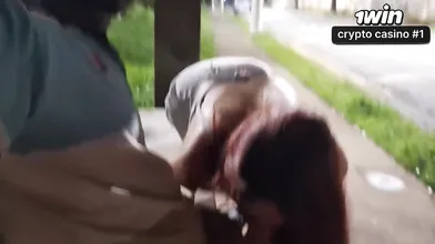 Masturbação arriscada na paragem de autocarro ao lado de uma mulher atraente em