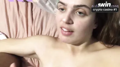 Encontrando-se com a vizinha em segredo na ausência do pai, um momento intenso e