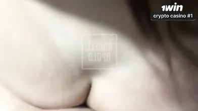 Encontrando-se com a vizinha em segredo na ausência do pai, um momento intenso e