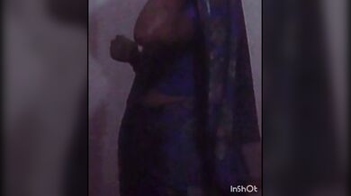 Aunty saree change
