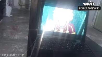 Vídeo caseiro real de uma jovem colegial de legitimate anos com seios perfeitos.