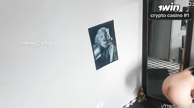 No diário de voyeur, ela seleciona a calcinha perfeita para usar hoje.