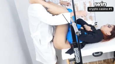 Madrasta leva enteada ao ginecologista clandestino em cena quente e proibida.