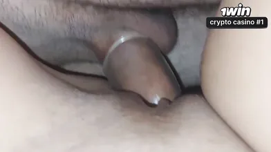 Devido ao tesão excessivo, ele retirou a camisinha e gozou dentro.