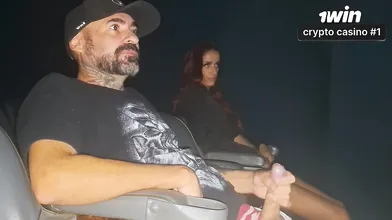 Cornudo leva esposa ao cinema adulto para assistir um filme pornô pela primeira
