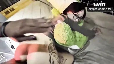 Amberzinha presenteia ela com um brinquedo de pelúcia, deixando-a extremamente g