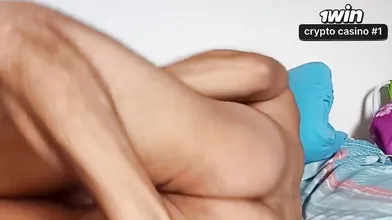 Enteada fode com caixa automático e recebe gozo na garganta profunda.