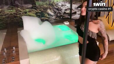 Levei uma morena linda ao motel e ela me surpreendeu com um chá de buceta no sal