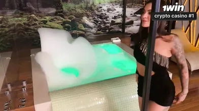 Levei uma morena linda ao motel e ela me surpreendeu com um chá de buceta no sal