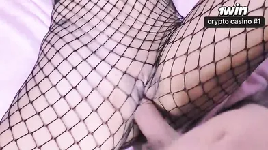 Uma brasileira experimenta pela primeira vez o assfuck e goza intensamente em ví