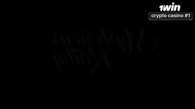 Conjunto de biquínis brasileiros sensuais em sessão de experimentação de roupas.