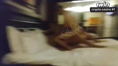 Levei a Kel e os seus namorados para um motel e realizámos sexo a três com uma d